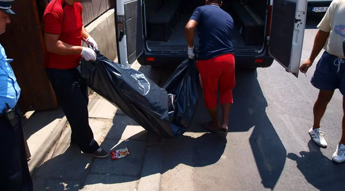 I-a tăiat gâtul soţiei, apoi s-a dat pe mâna poliţiei | FOTO