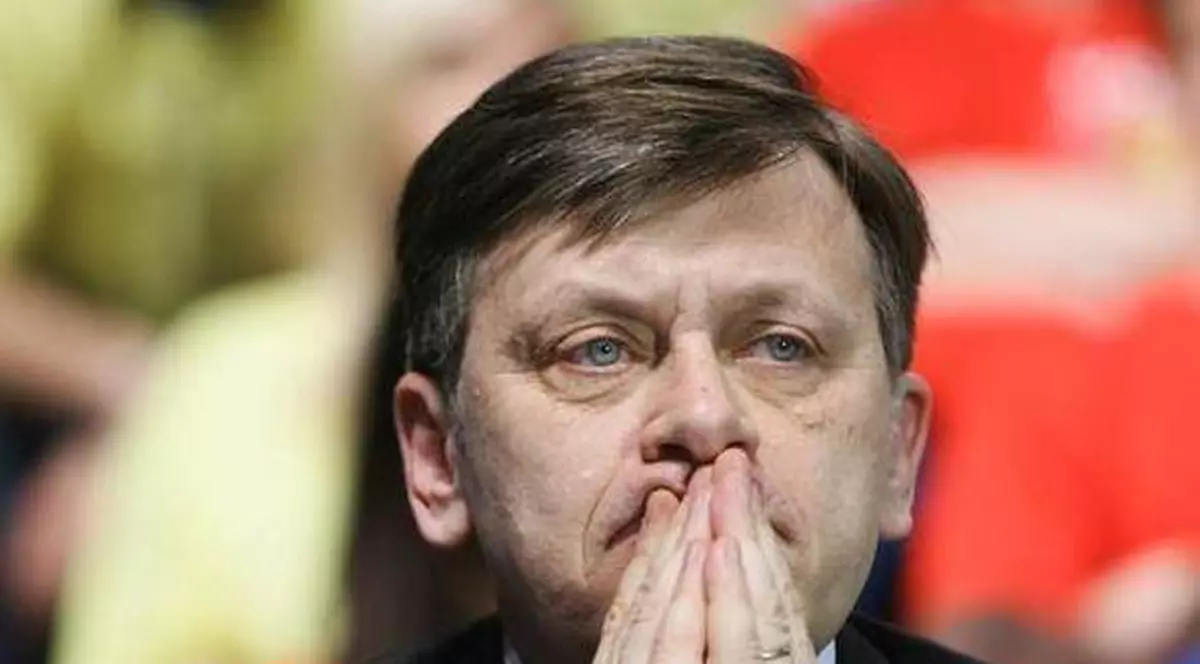 GOLĂNIA lui CRIN ANTONESCU la PREZIDIU. Cuvintele care i-au scăpat în direct