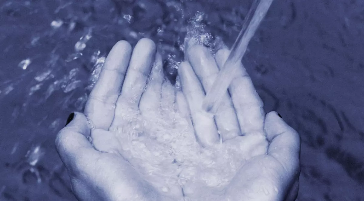 Vara corpul nostru se deshidratează mai ușor. Iată cele cinci semne ale lipsei apei din organism!