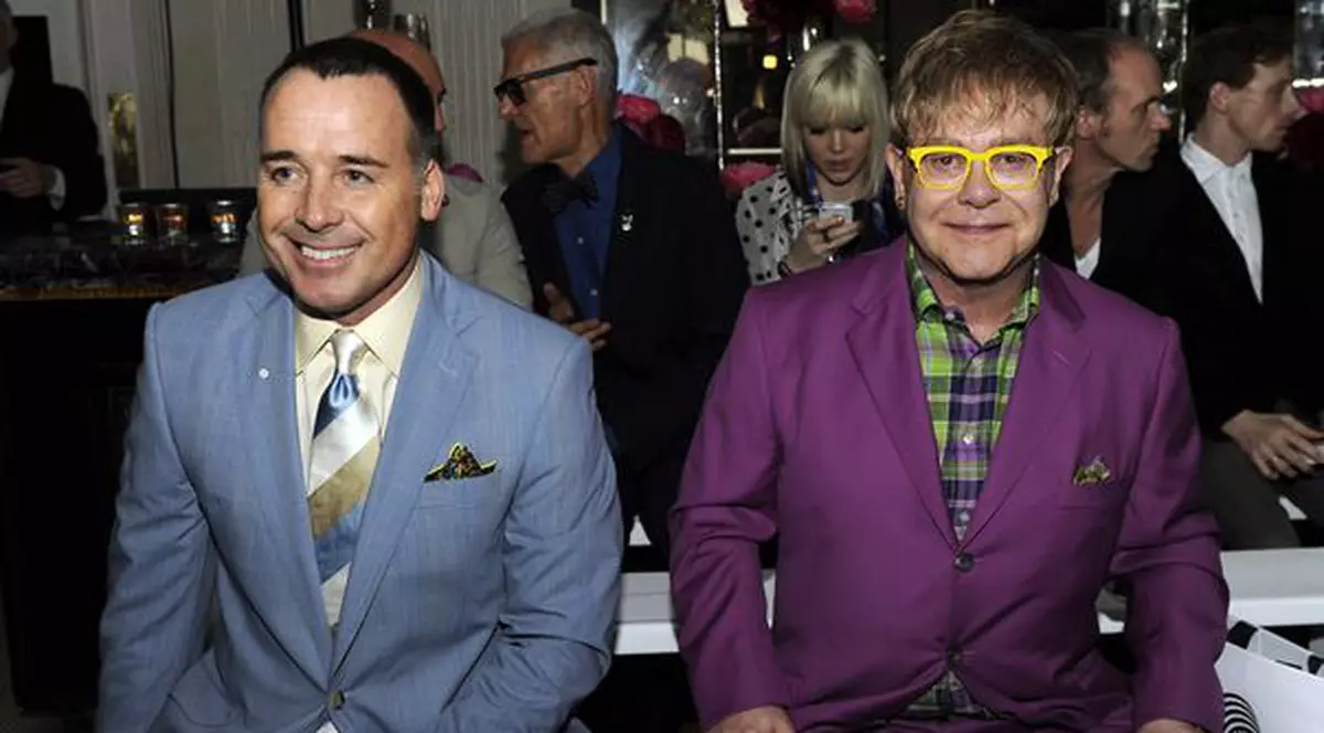 Elton John: "Mi-am irosit o parte atât de mare din viaţă. Am fost dependent de droguri şi eram absorbit de propria persoană"