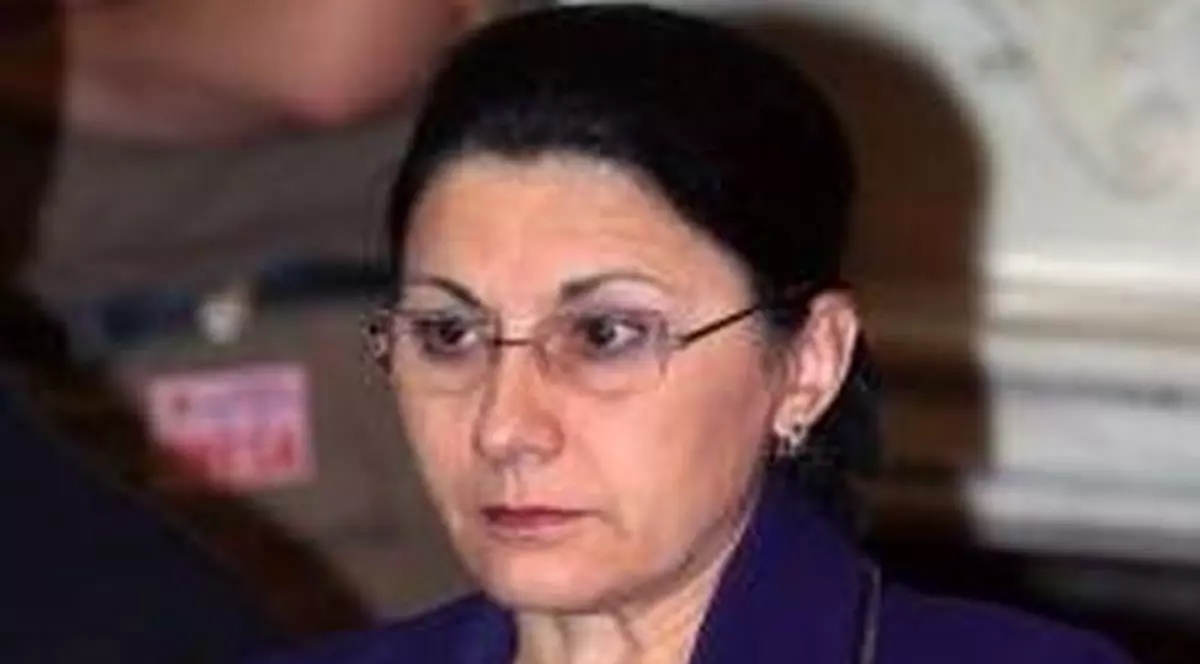 Ecaterina Andronescu, probleme cu pronunția la jurământul de învestitură