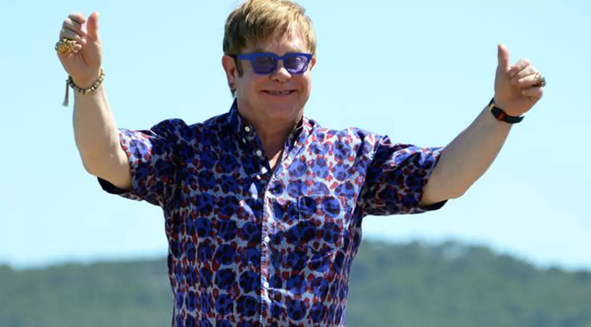 Elton John: ”Sunt homosexual! Vreau să-l strâng tare în brațe pe Jay-Z”