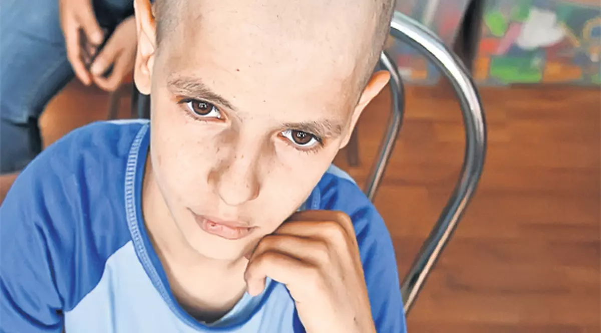 Emanuel Sava, un băiat care suferă de o tumoare malignă, visează la un laptop