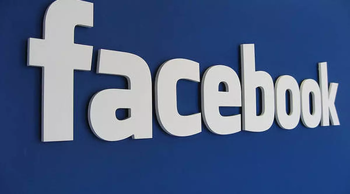 Zvonul la care internetul a luat foc: Facebook ne va urmări prin telefoanele mobile