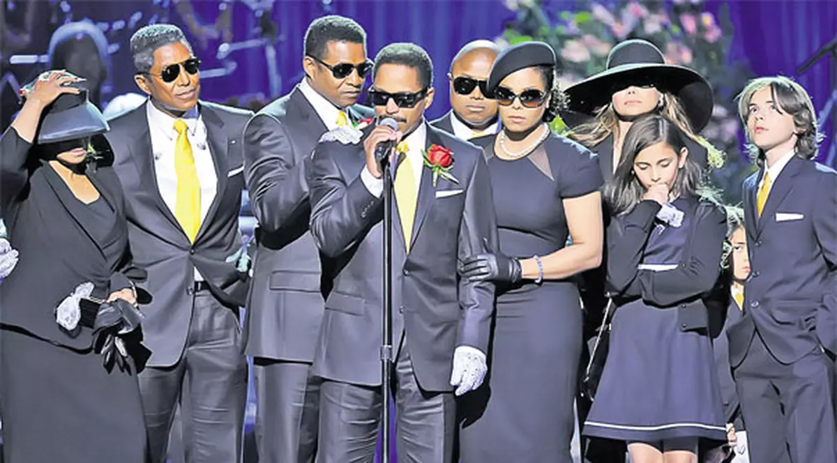 Vrem averea lui Michael! Pe motiv că avocaţii care au grijă de copiii megastarului profită de pe urma lor, familia Jackson pretinde că le apără interesele