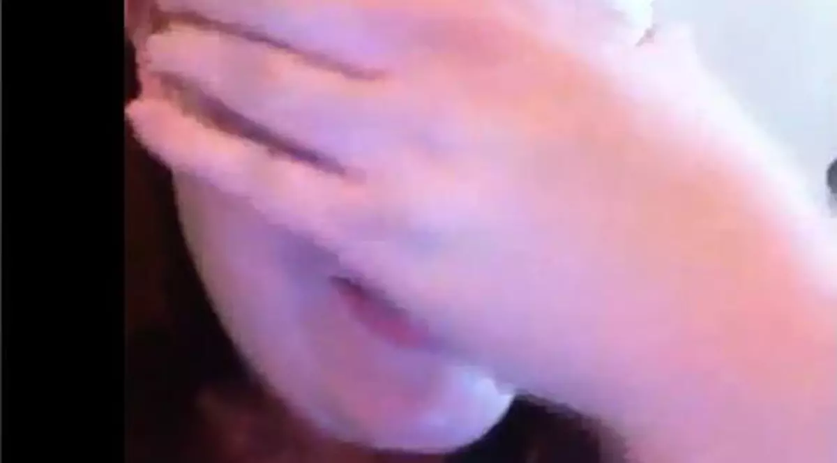 Reacția isterică a unei fane, când a aflat că Robert Pattinson a fost înșelat de Kirsten Stewart! | VIDEO