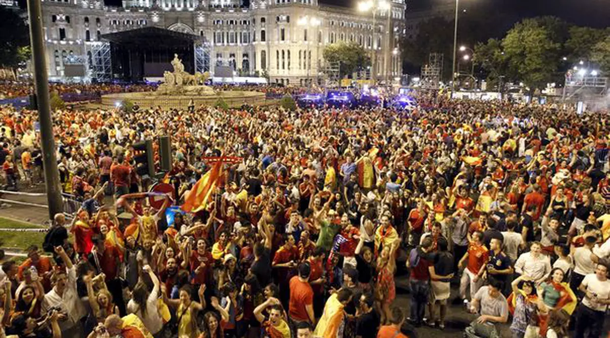 Fiesta la Madrid! O mare de oameni sărbătorește victoria Spaniei la Euro 2012 | VIDEO & FOTO