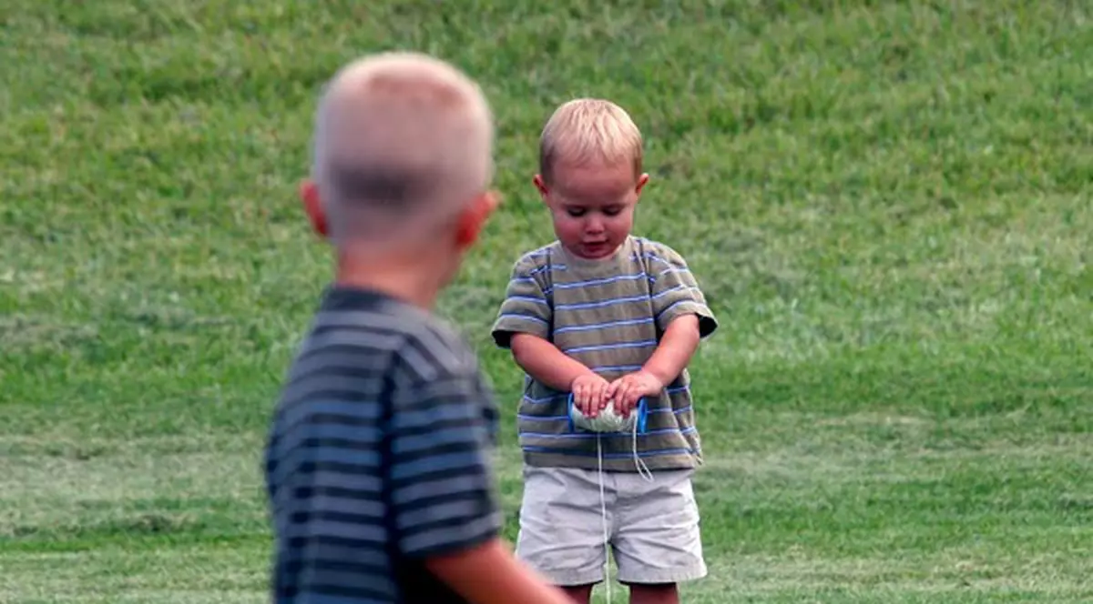 Ce este de făcut când copilul mai mare îl lovește pe cel mic?