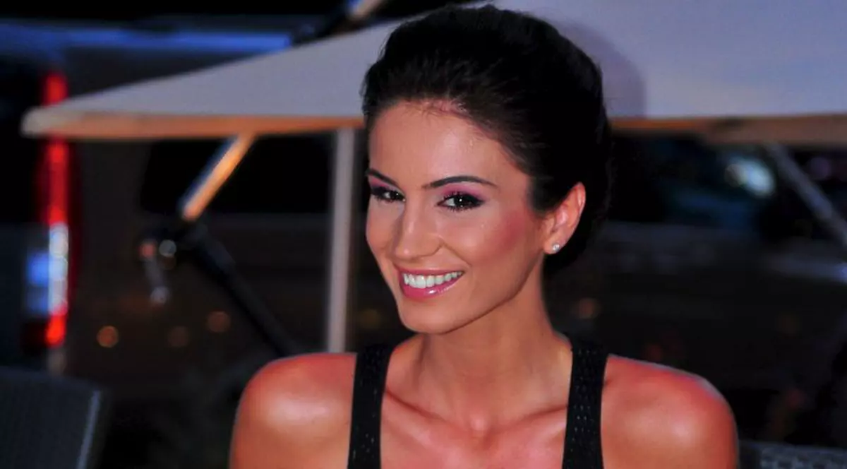 Mănâncă fast-food, dar arată senzațional! Geanina Ilieş a sărbătorit Ziua Americii cu un hamburger uriaş | FOTO