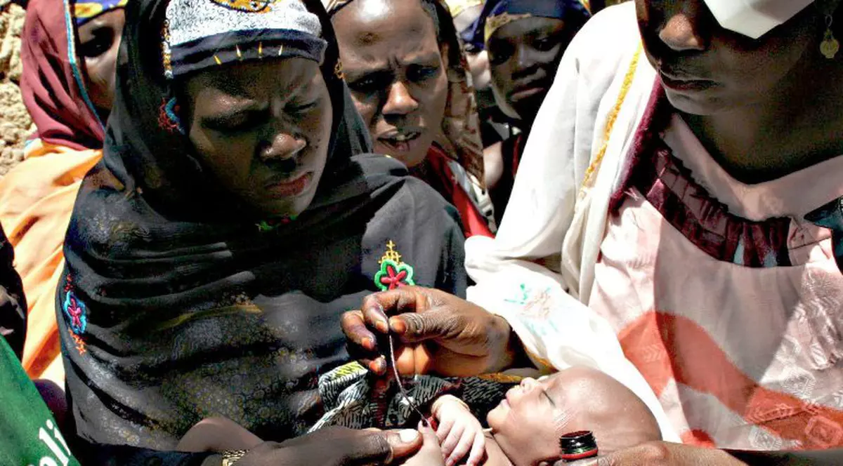 Un bebeluş a început să plângă în timpul propriei înmormântări! Modul în care a reacţionat tatăl este ÎNFIORĂTOR!