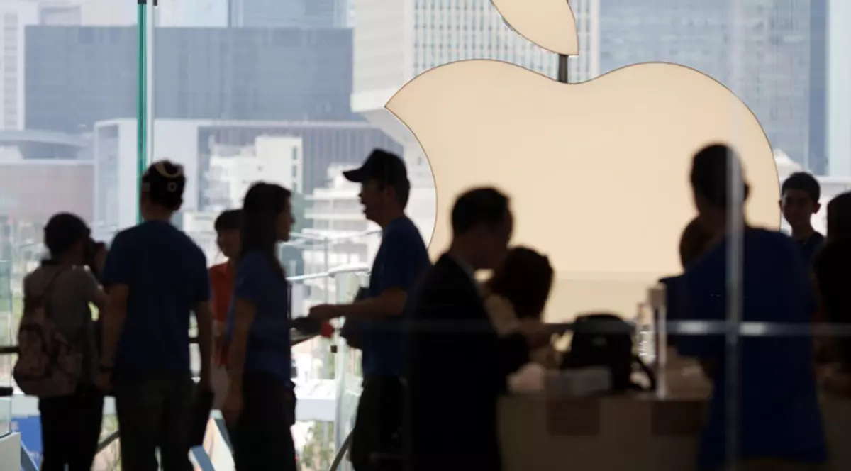 Face milioane de oameni fericiţi, dar compania Apple pierde în fiecare secundă! Un hacker rus a descoperit cum toate aplicaţiile pot fi descărcate GRATUIT