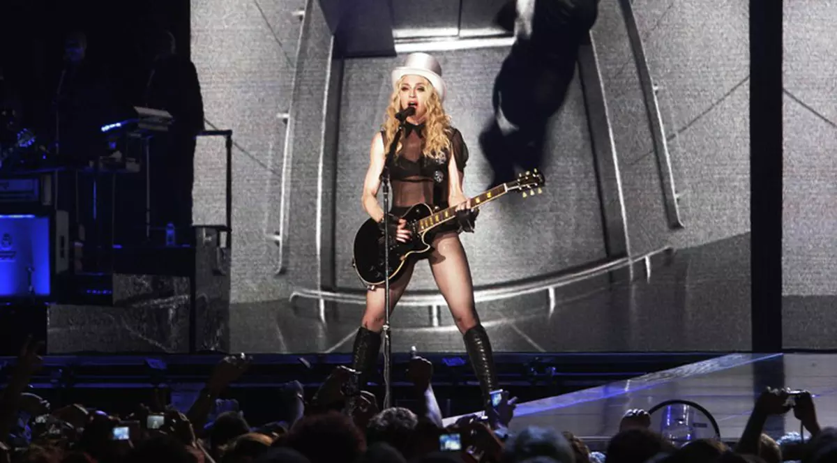 Nu a impresionat la Paris! Madonna va fi dată în judecată de extrema dreaptă franceză!