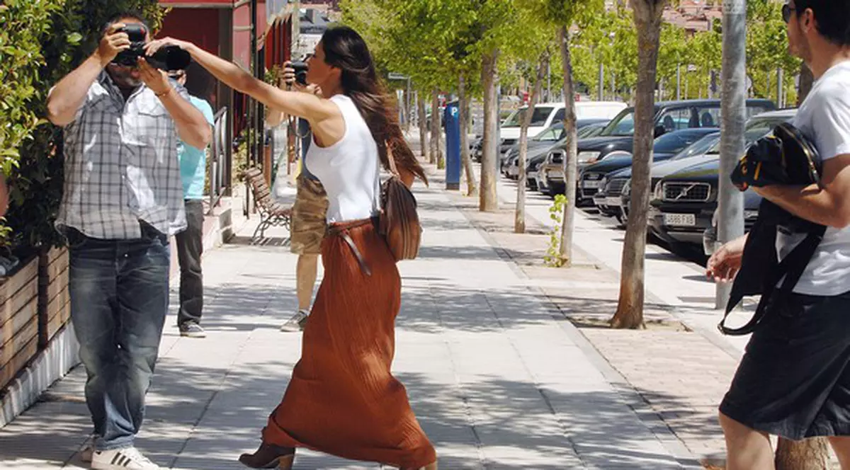 Ce crizată! Sara Carbonero i-a smuls aparatul din mână unui paparazzo | FOTO