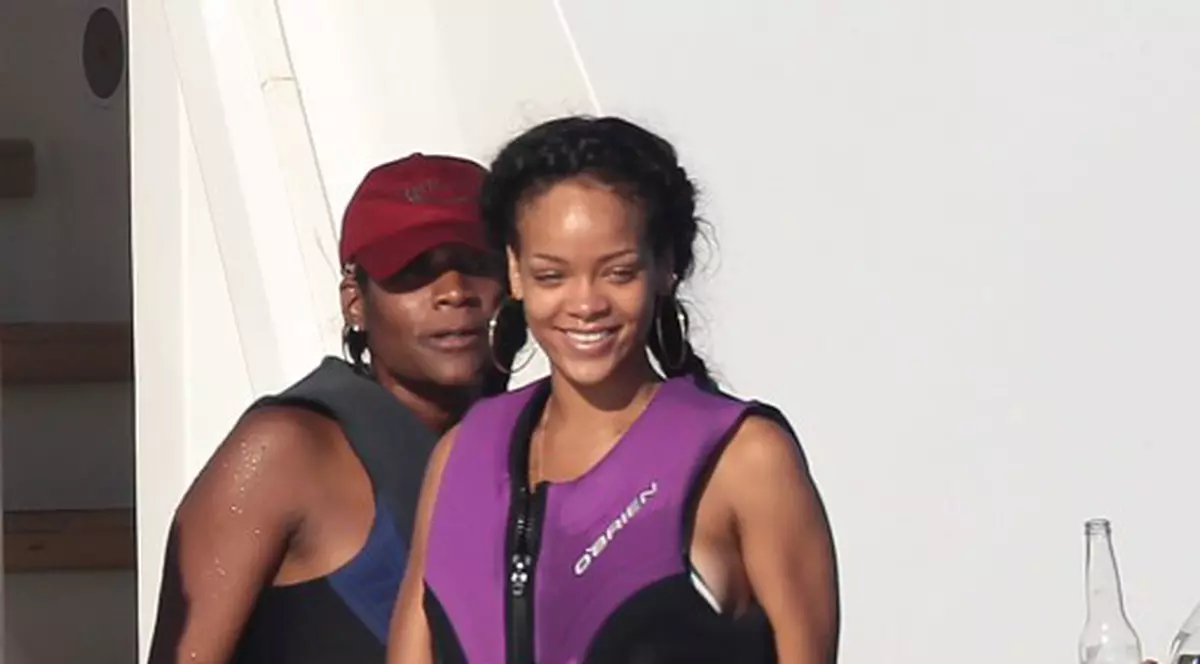 Rihanna nu poate accepta moartea bunicii ei! Aşteaptă un semn de la ea!!!