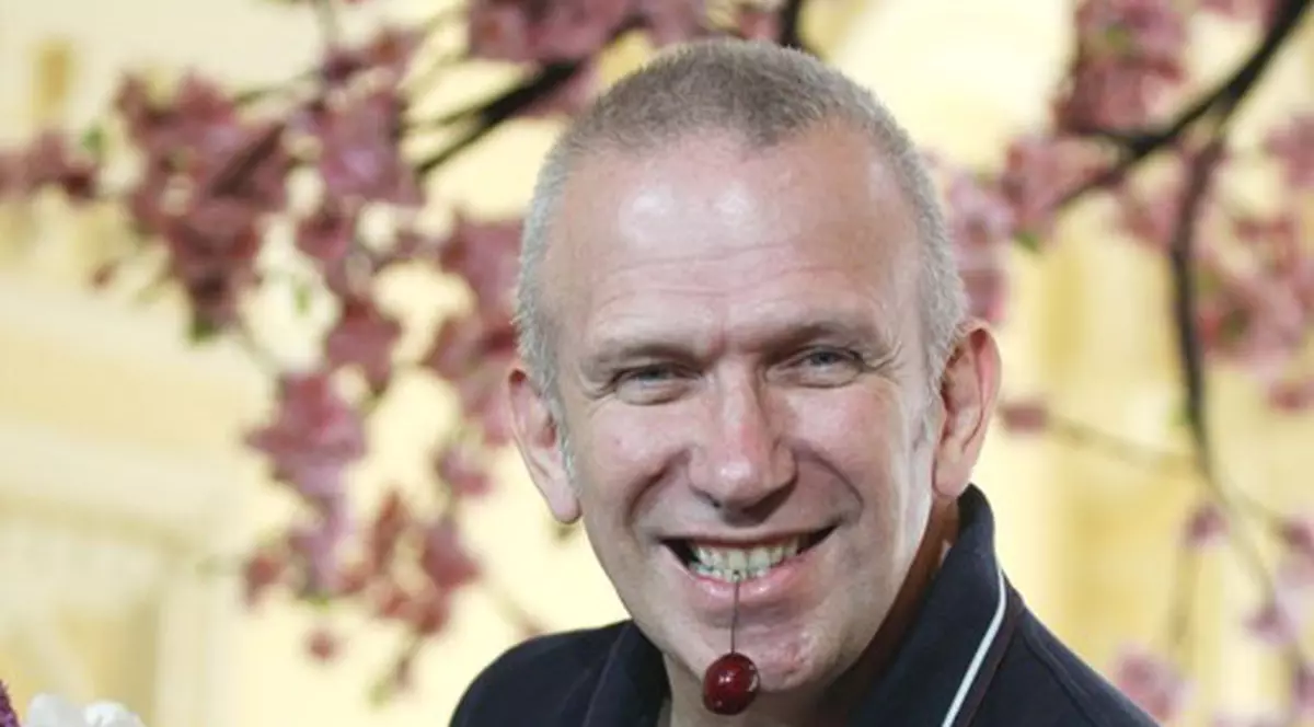 Jean Paul Gaultier îşi extinde afacerile! Va crea perdele, perne şi cuverturi!
