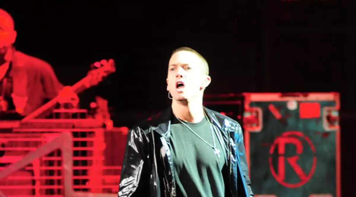 Eminem face istorie pe Facebook! a strâns peste 60 de milioane de Like-uri! 