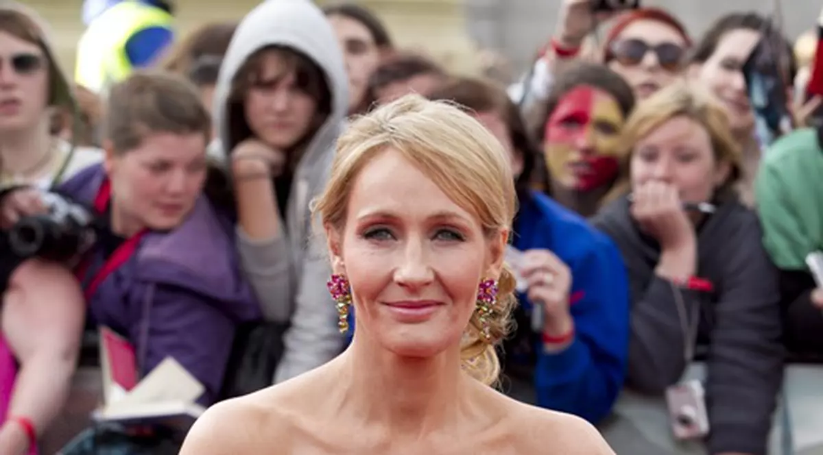 Extravaganţe de vedetă! Autoarea seriei "Harry Potter" dă 200.000 de dolari pe două căsuţe de jucărie!