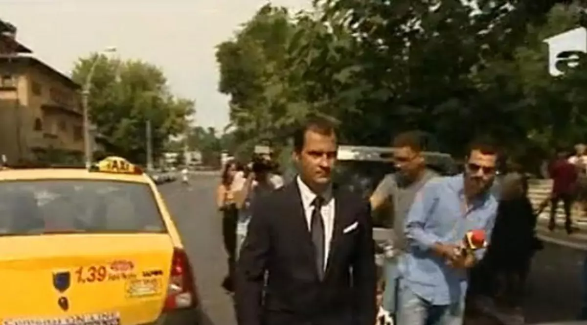 SERIOS și ÎNCRUNTAT! Așa a fost Șerban Hudiu la nunta fratelui său cu Giulia Anghelescu! VIDEO