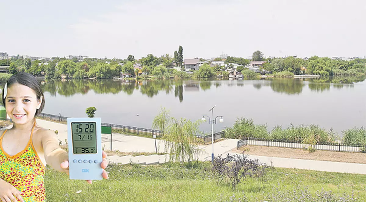 Ieri a fost cea mai călduroasă zi din această vară. Aceşti norocoși trăiesc pe o insulă, în Bucureşti: "Dacă plecăm de acasă, ne topim!"