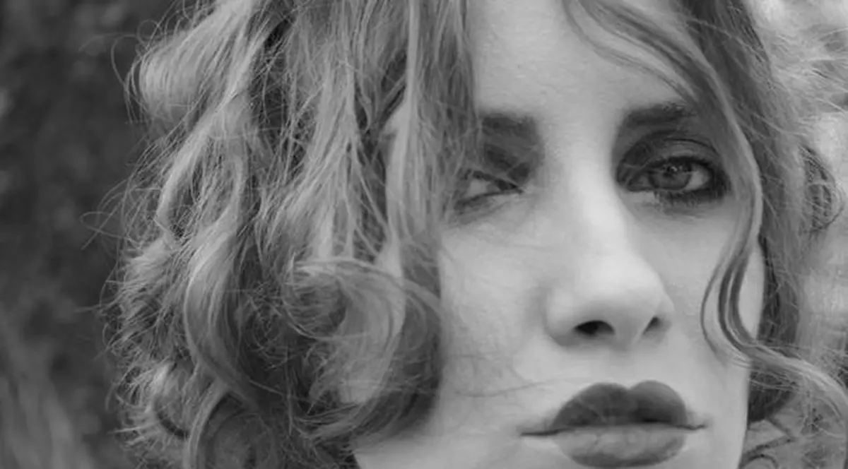 Iulia Albu: "În România nu există creatori de modă". Eşti de acord cu ea?