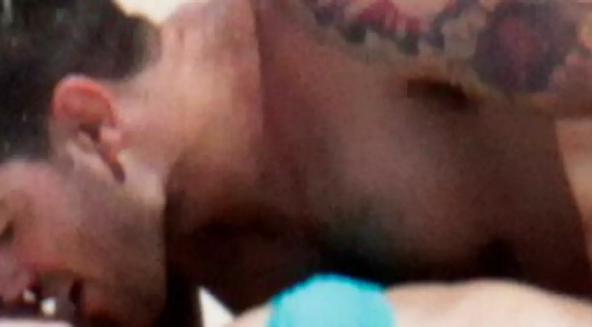 ”Luați-vă o cameră!” Actorul ăsta este încins rău. Nu se mai dă jos de pe iubita lui! FOTO