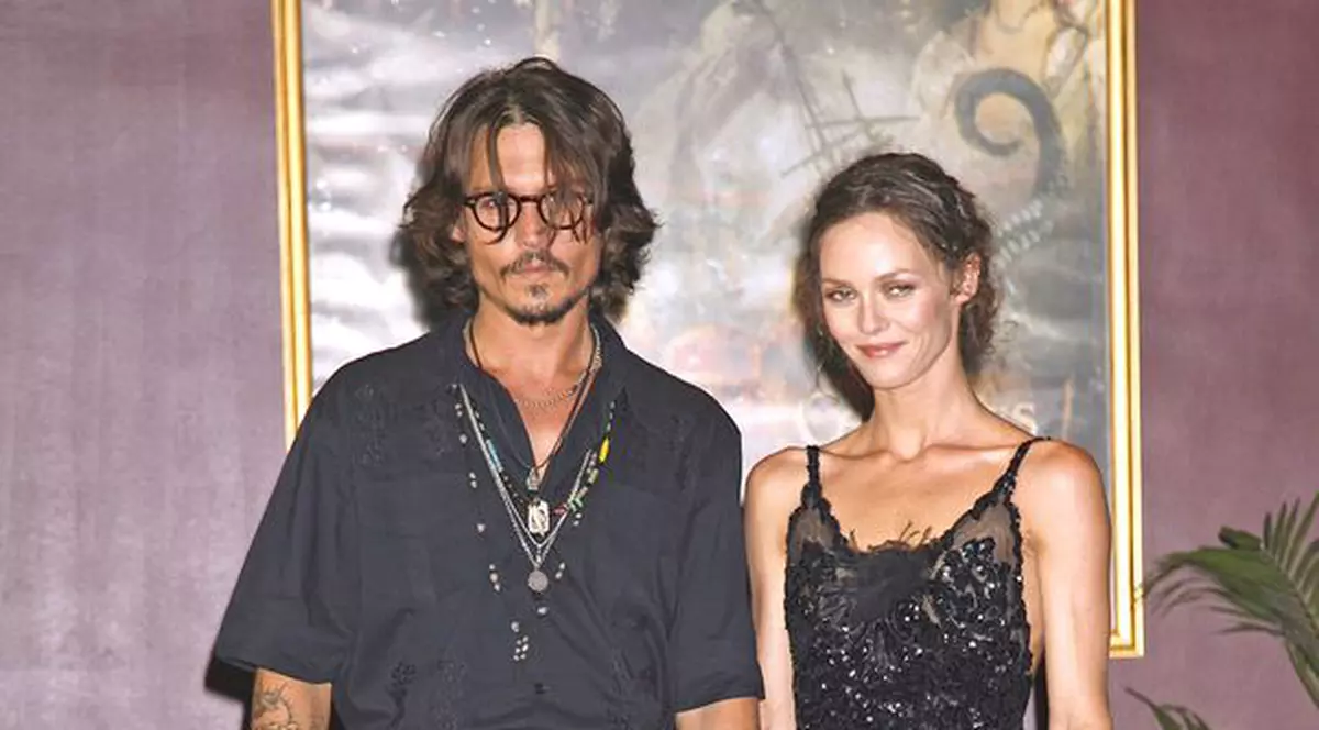 După ce și-a făcut de cap, Johnny Depp vrea să se întoarcă la Vanessa Paradis. Vezi ce cadou de împăcare i-a dat!