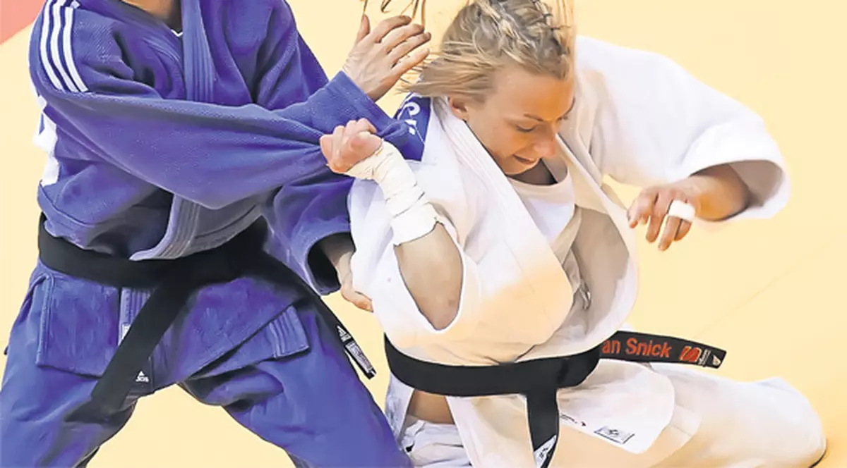 Alina Dumitru va concura cu capul spart!