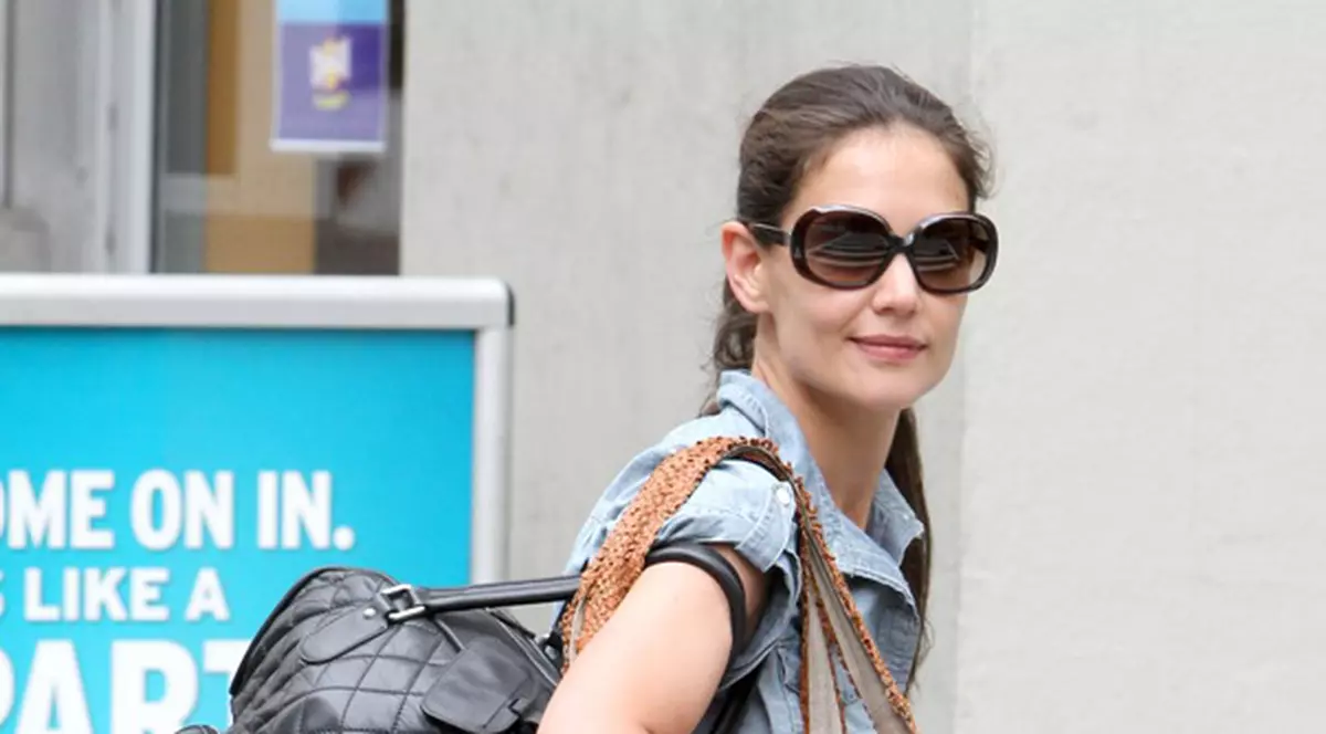 Katie Holmes nu ia o LEȚCAIE după divorț. Tom Cruise i-a copt-o și ea n-are ce să facă