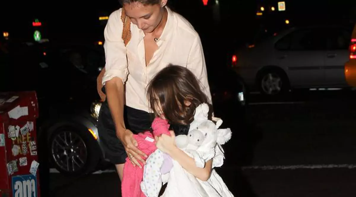 Noi detalii ies la iveală în cazul divorțului dintre Tom Cruise și Katie Holmes. Actrița plănuia de o lună să-i dea vestea șocantă. Vezi cum s-a pregătit!