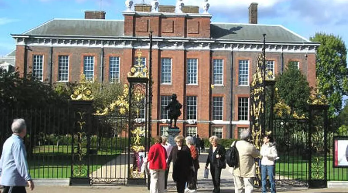 Criza se simte şi în familia regală britanică! Închiriază reşedinţele regale, iar parcul de la Windsor îl transformă în camping!