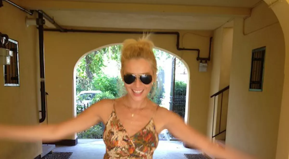 Laura Cosoi visează să devină femeie. Deocamdată se simte ca la 18 ani