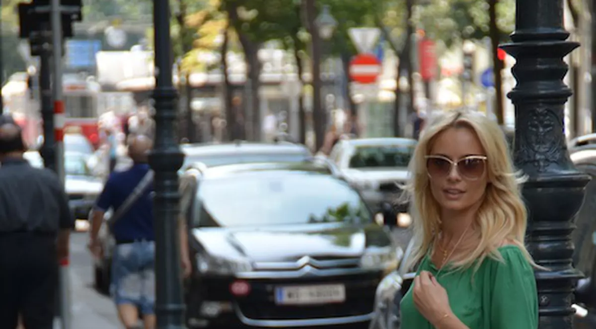 Laura Cosoi i-a înnebunit pe vienezi! Îmbrăcată doar în cămașă și în chiloți, vedeta și-a etalat sfârcurile pe străzile din Viena