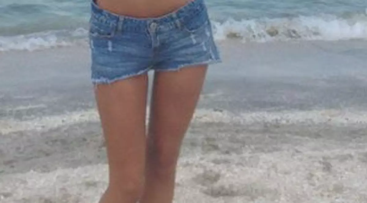 CÂT DE SLABĂ E! Mădălina Pamfile arată ca un schelet în pantaloni scurţi
