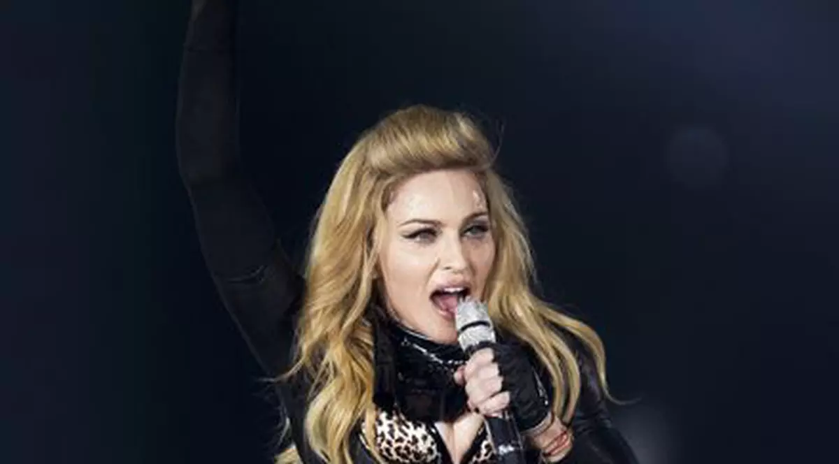 Madonna s-a oprit din cântat pentru a face un gest SUPERB