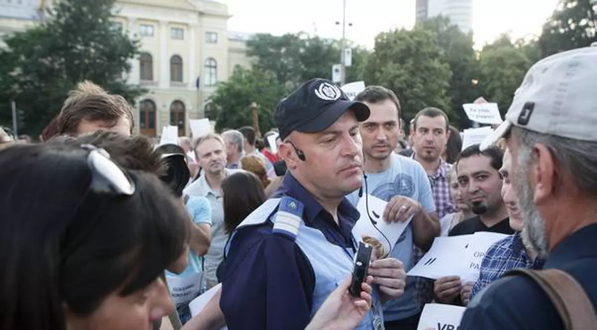 BĂTAIE ÎN CENTRUL BUCUREŞTIULUI! Manifestanţii pro şi anti Băsescu S-AU CIOCNIT