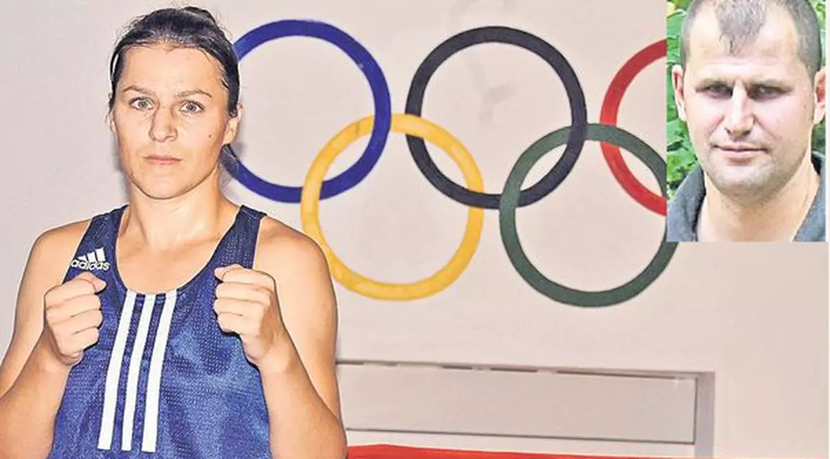 Pugilista Mihaela Lăcătuş e susţinută de Emil, fiul ei vitreg, cu doar un an mai tânăr: ”Mamă, ia aurul!”