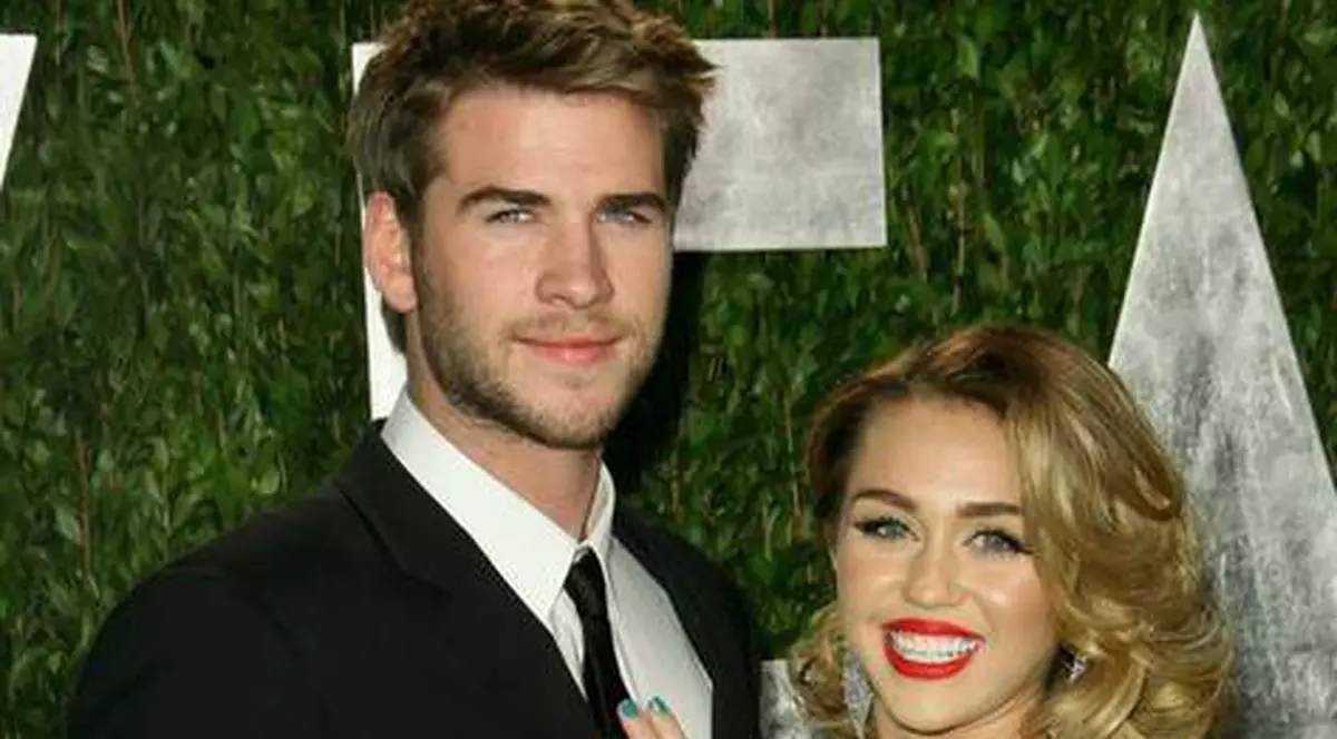 Miley Cyrus: "Îi povestesc mamei tot ce fac în pat"