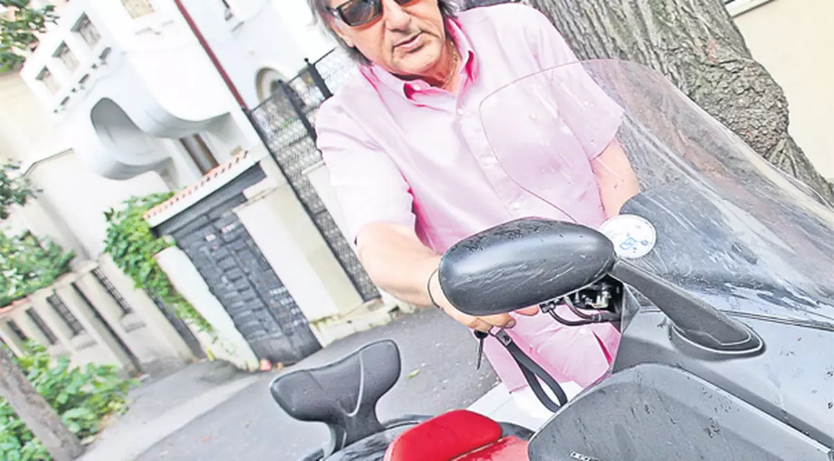 Ilie Năstase se plimbă cu scuterul de la Ţiriac | EXCLUSIV