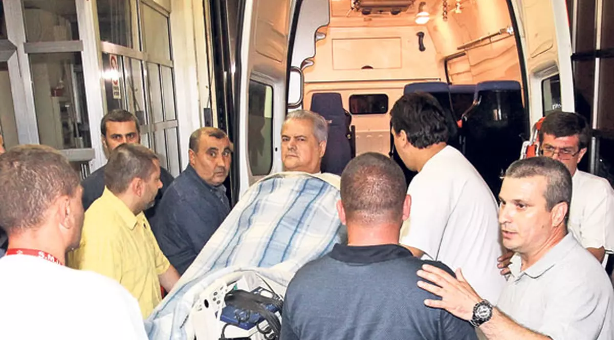 Al cui e sângele de pe cămaşa lui Adrian Năstase?