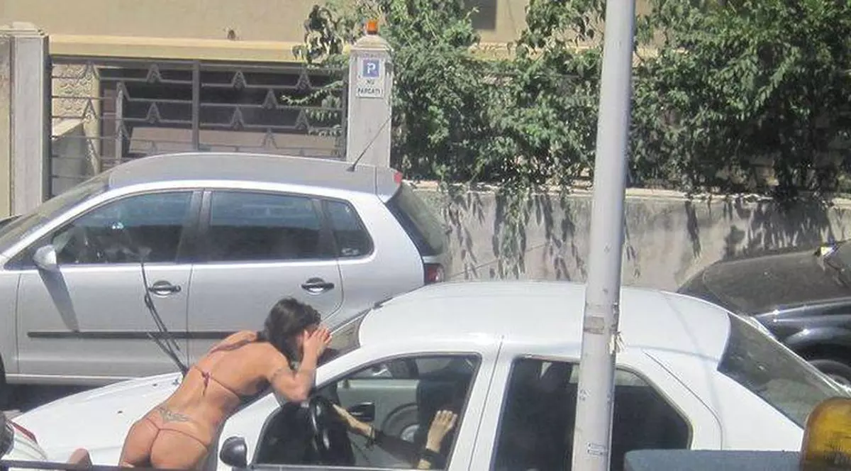 EXISTĂ așa ceva!? Oana Zăvoranu: "Am niște chiloți mai mici decât cei cu care am ieșit în stradă. Regret că nu i-am avut pe mine!"