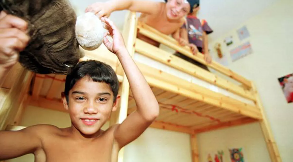 O bătrânică britanică strânge bani pentru orfelinatele din România