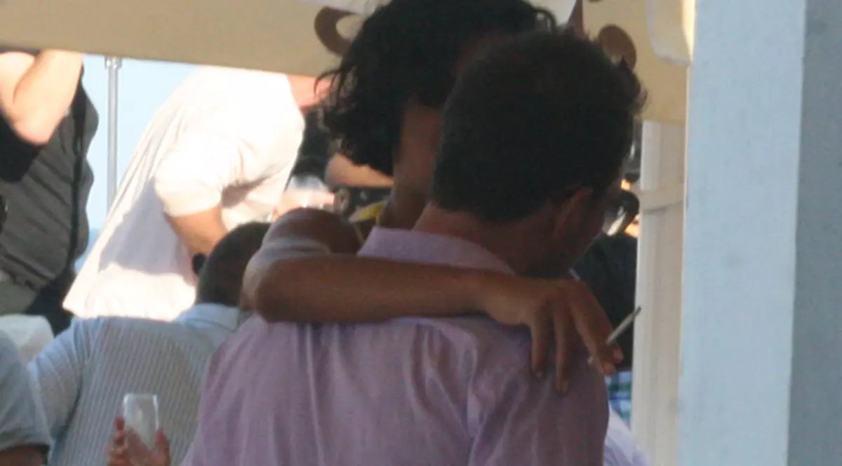 MĂDĂLINA PAMFILE, în tandreţuri pe plajă cu un bărbat misterios