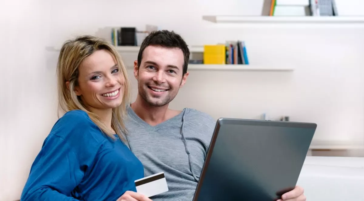 Românii plătesc mai mult online cu cardul