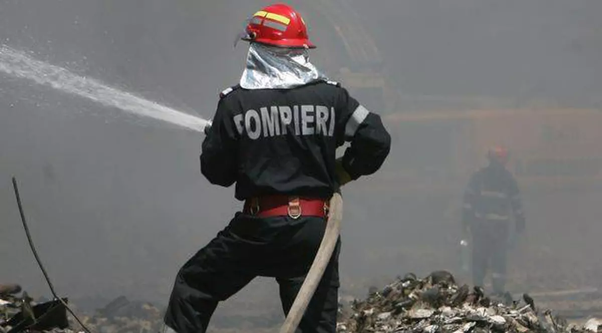 Circulaţia pe autostrada Bucureşti - Piteşti, întreruptă din cauza unui incendiu de vegetaţie  