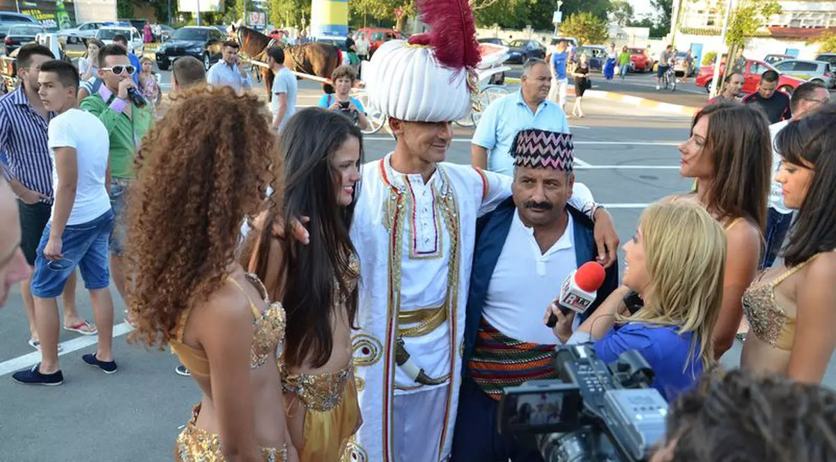 "Sultanul" Radu Mazăre a defilat pe un car alegoric, înconjurat de cadâne | FOTO&VIDEO