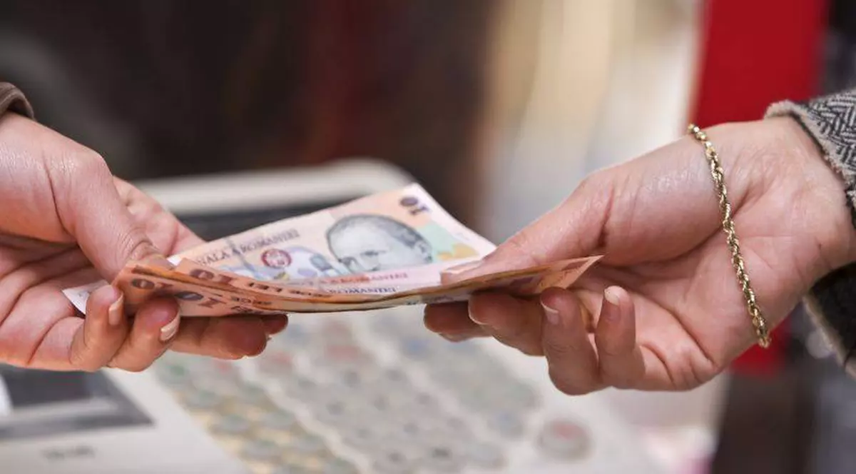 Scade leul, creşte numărul restanţierilor. Unul din patru români are datorii la bancă