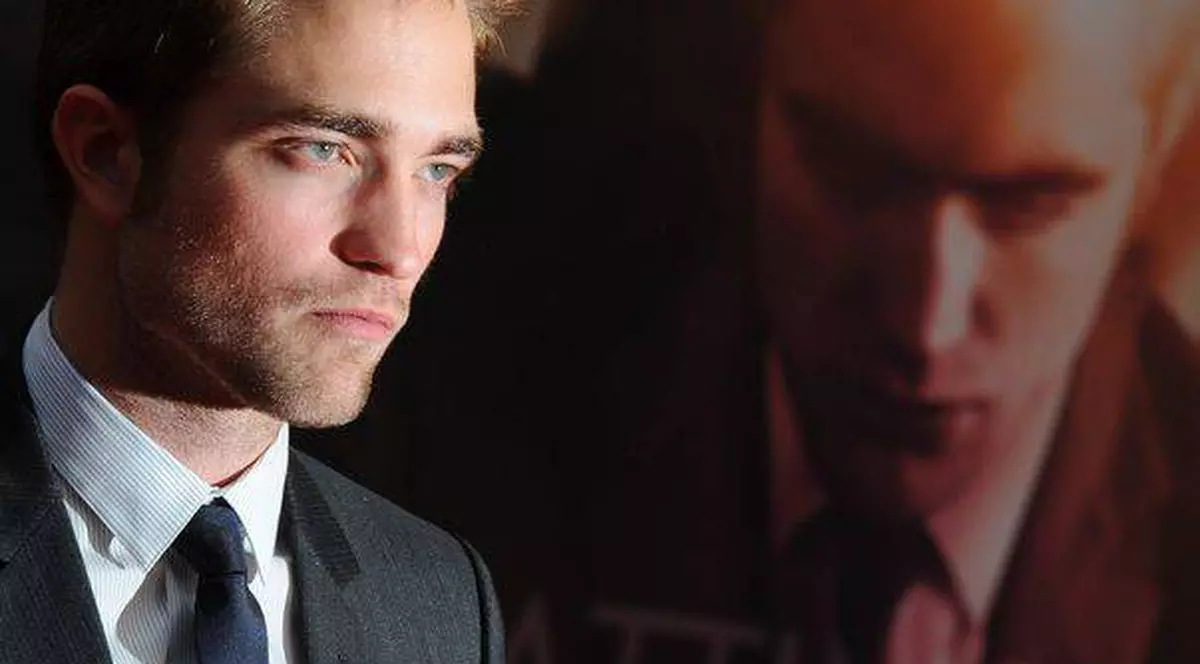 Robert Pattinson, hotărât să dea ochii cu regizorul care i-a sedus logodnica. Află ce vrea să-i spună!