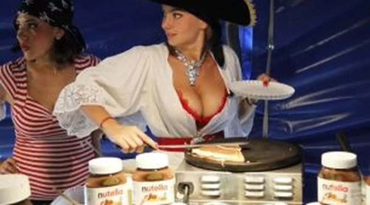 ROXANA IONESCU i-a ÎNNEBUNIT pe bărbaţi! Uite ce POZIŢII a încercat ÎN APĂ!