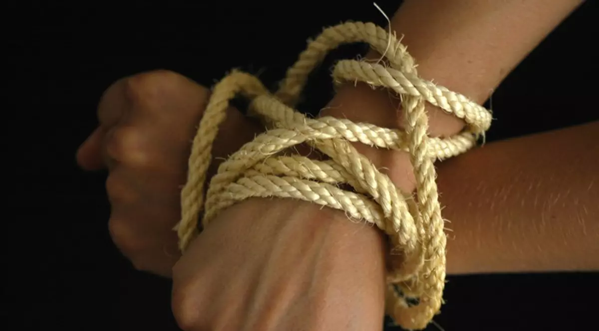 MONSTRUL cu chip de om! Și-a ținut soția în lanțuri și a torturat-o timp de 10 ani