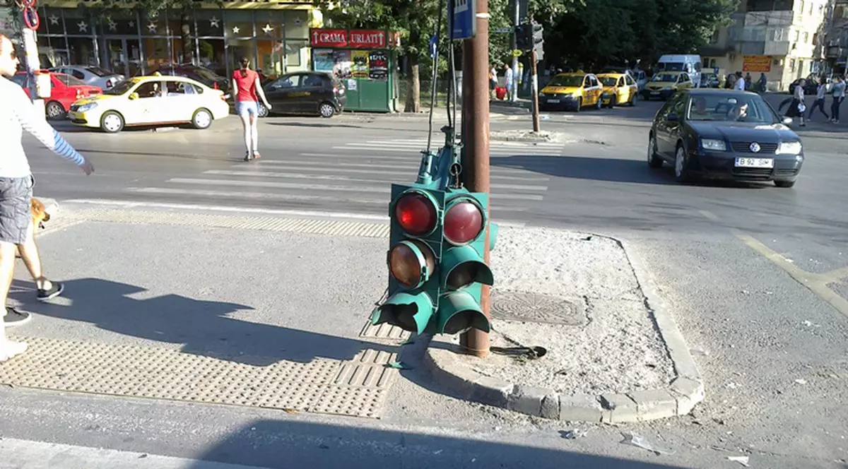 Hoţii de cupru fură inclusiv cablurile electrice ce asigură funcţionarea semafoarelor